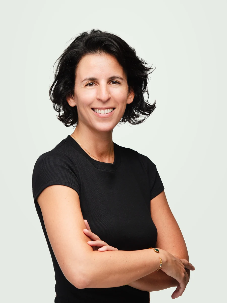 Joy Lasry, souriante, les bras croisés.